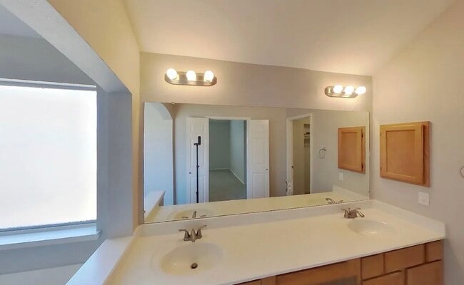 Building Photo - Move-In Ready 4-Bedroom Home with Timeless Appeal