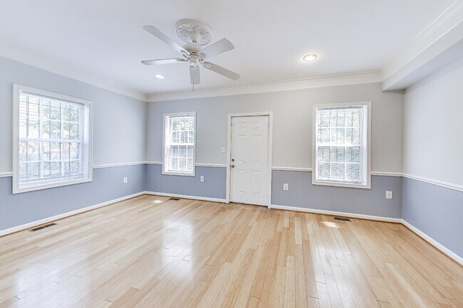 Building Photo - Spacious Deanwood Single-Family Home with Off-Street Parking