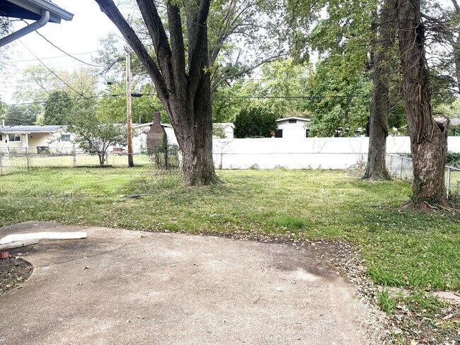 Building Photo - Florissant - 3 Bed 1-1/2 Bath with Partial...