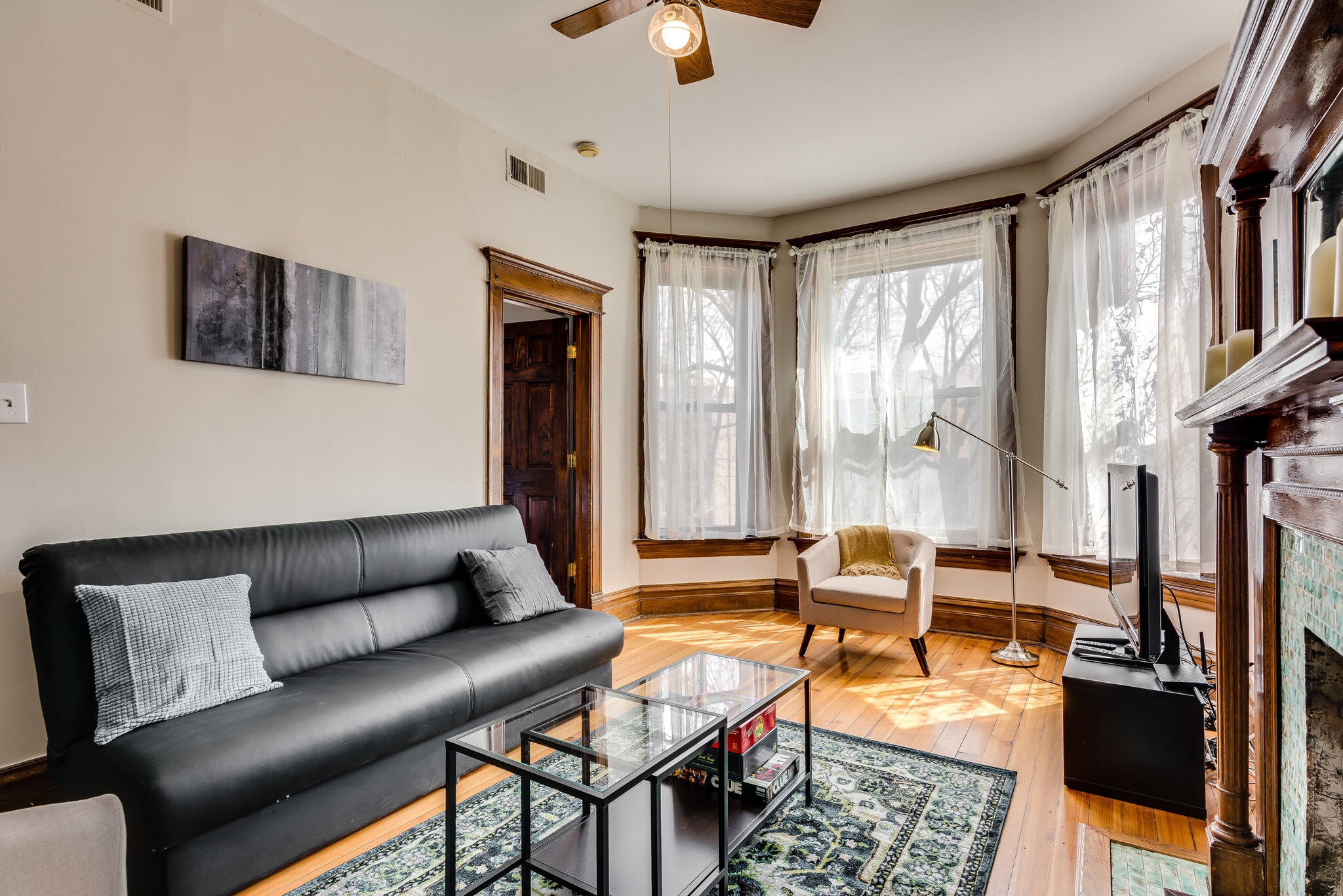 Living room - 1648 N Oakley Ave