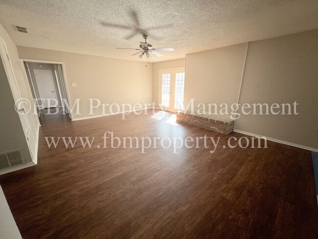 Building Photo - 211 Stonegate Dr