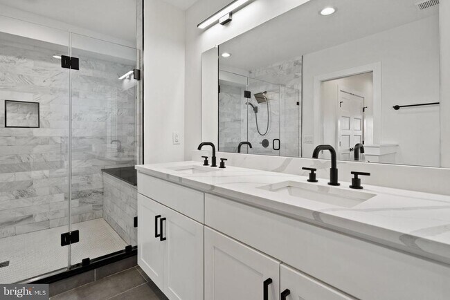 Building Photo - 2235 Hope St