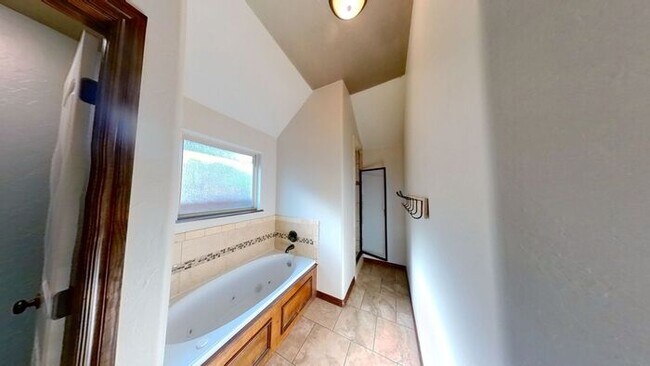 Building Photo - Yukon 4 Bed