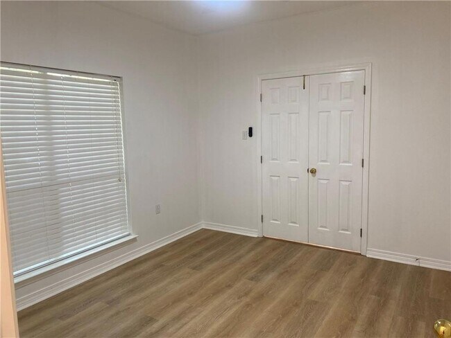 Building Photo - 1373 Fairfield Dr