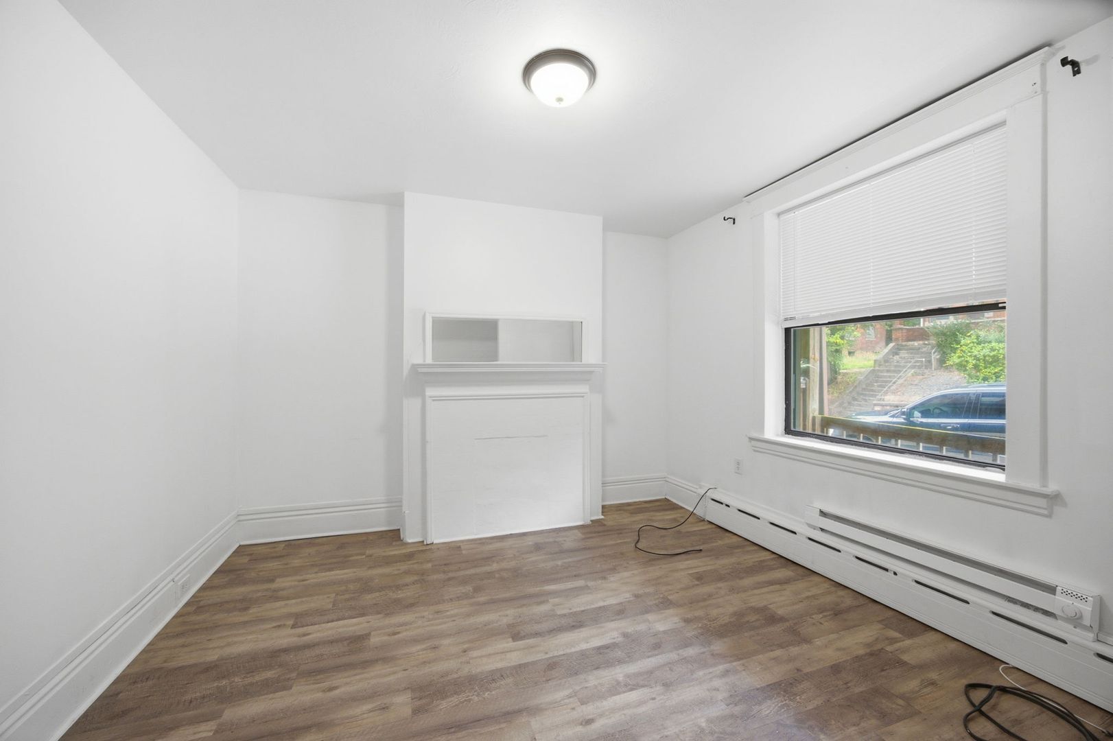 Building Photo - 225 Luray St