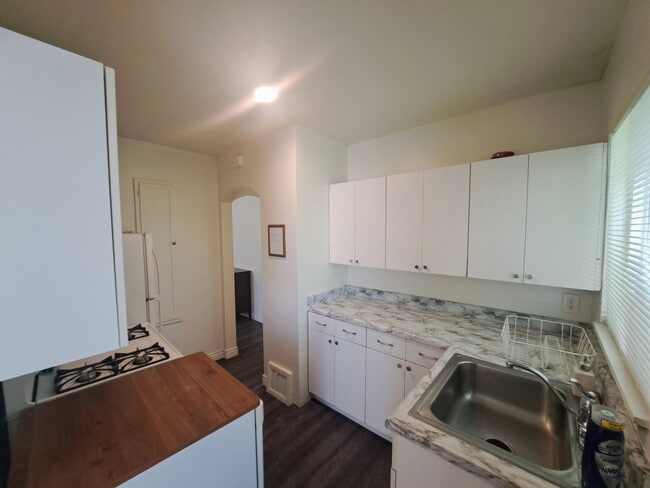 Building Photo - 761 440 W