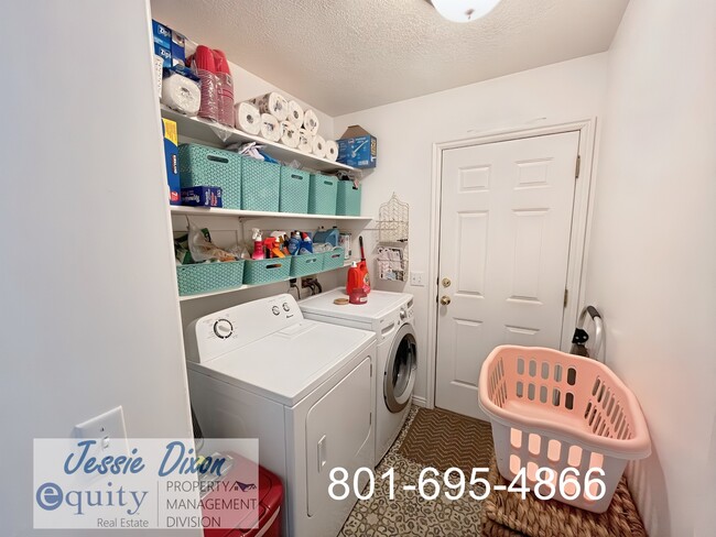 Building Photo - 1043 Sharp Mountain Dr