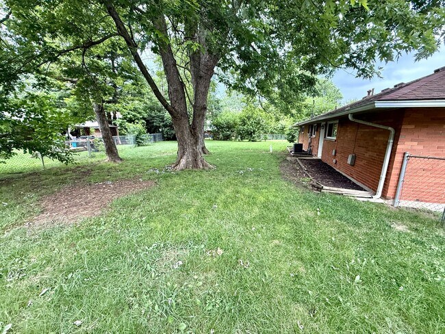 Building Photo - 300 Ives Ln