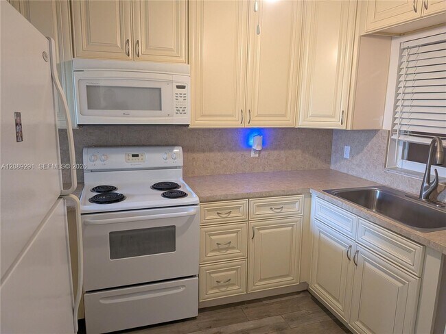 Building Photo - 9471 Evergreen Pl