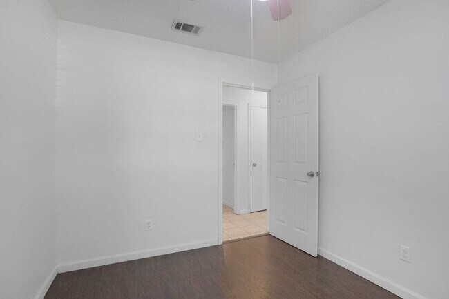 Building Photo - 5808 Spring Meadow Rd