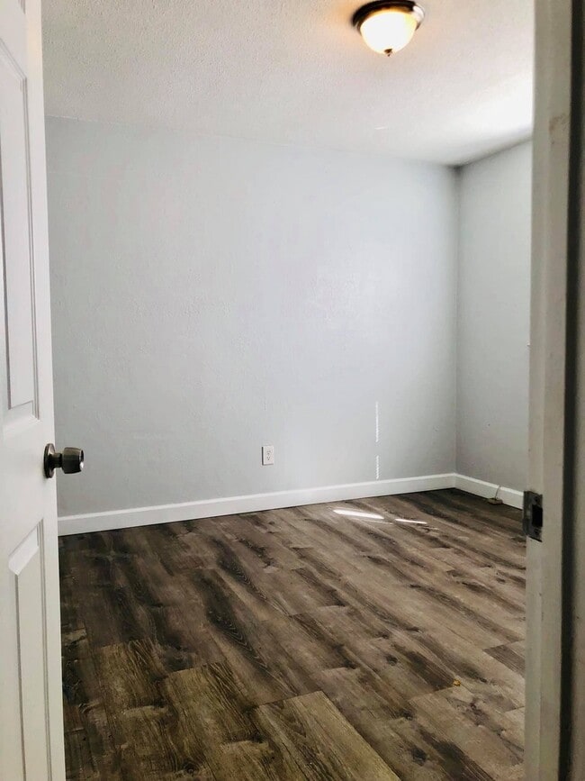 Building Photo - 3 BED 1 BATH DUPLEX. FENCED YARD!