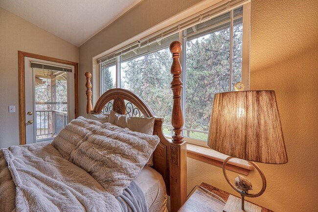Building Photo - Fully Furnished Running Y Townhouse
