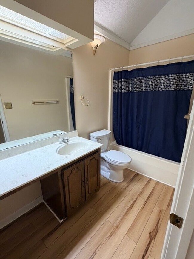 Building Photo - Rock Knoll