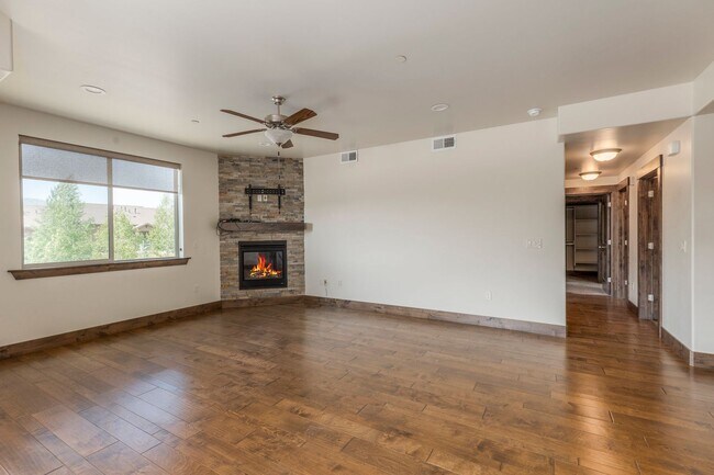 Building Photo - Bright & Spacious 2-Bed Condo in Black Roc...