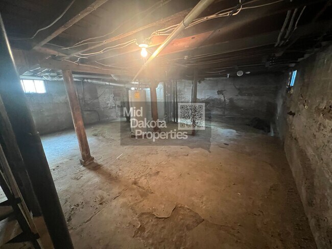 Building Photo - 1200 E 3rd-2 Bedroom house