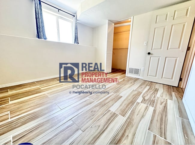 Building Photo - 5 Bedroom 3.5 Bath House - Pet Friendly