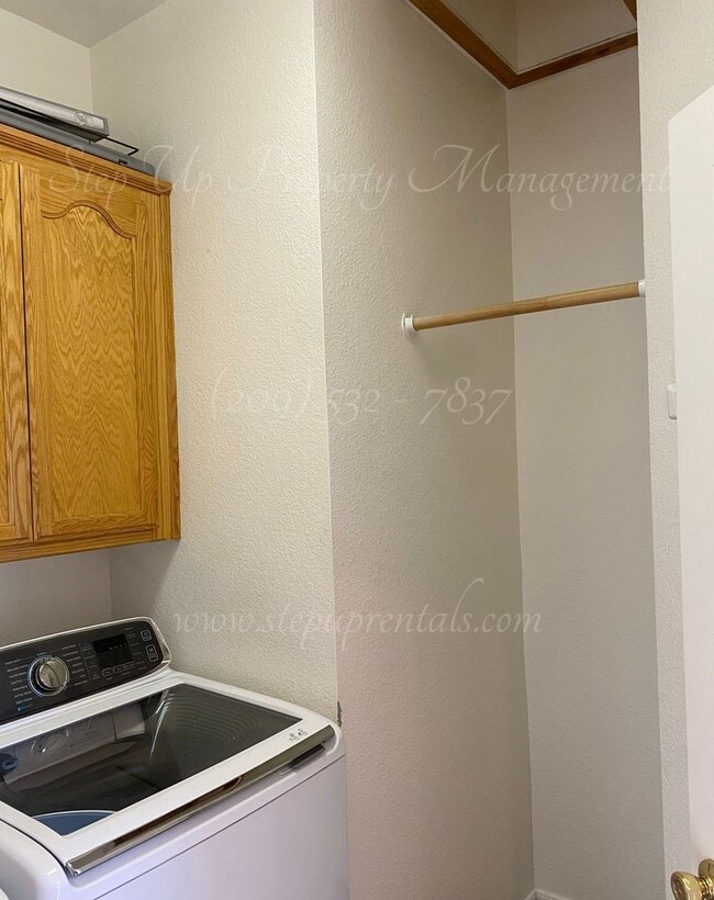 Building Photo - Elegant Mountain-View Home with Solar, Well Water & Septic – Utility Savings Included!