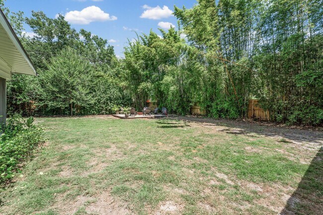 Building Photo - Hourglass District ~ Gorgeous 3/2.5 home w...