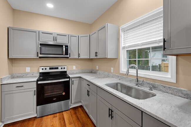 Building Photo - $500 OFF Special - 4Bd/ 2Bath Ranch Style home mins from Downtown Burlington