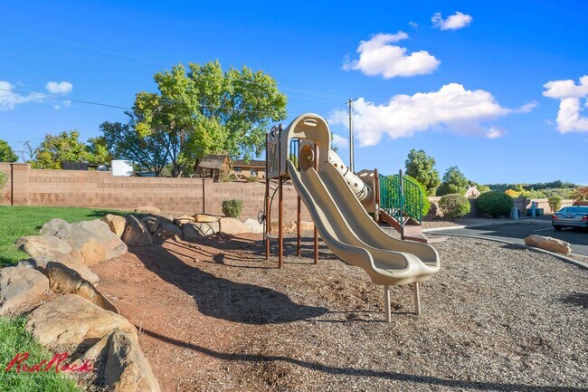 Building Photo - Adorable 3 Bedroom End Unit Townhome!