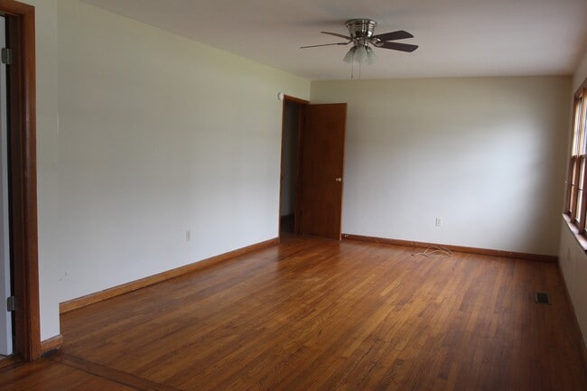 Building Photo - 1800 Gillionville Rd