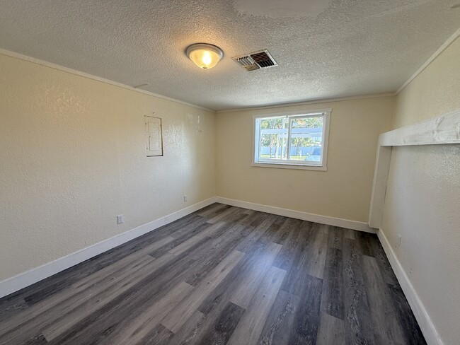 Building Photo - "Charming 3-Bedroom Home with Granite Countertops on Sunfish Drive, Hudson, FL!"