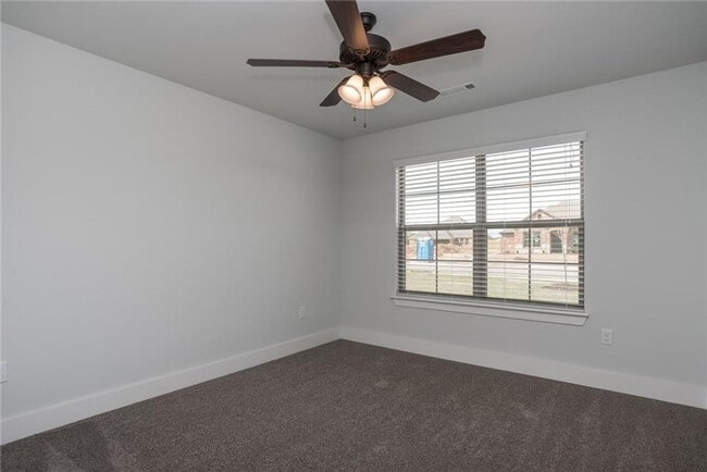 Building Photo - 4 Bed with LOFT!