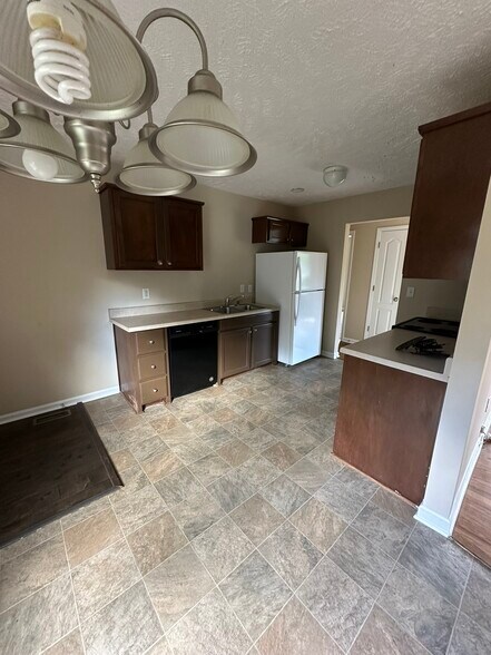 Building Photo - 104 Shirley Ct