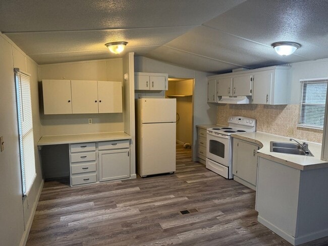 Building Photo - 108 Eakins Dr