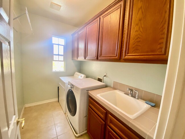 Building Photo - Elegant 5 Bedroom Home With Sweeping Staircase and Tons of Space!