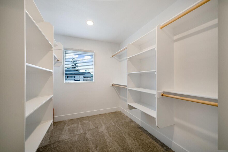 Building Photo - Luxurious University Park townhome near St Johns