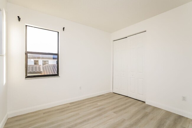 Building Photo - Annual rental - 3 bedroom / 2.5 bath - Fully furnished