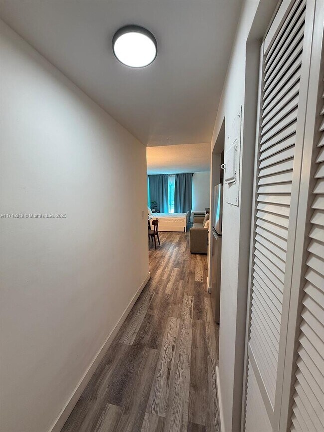 Building Photo - 400 Kings Point Dr