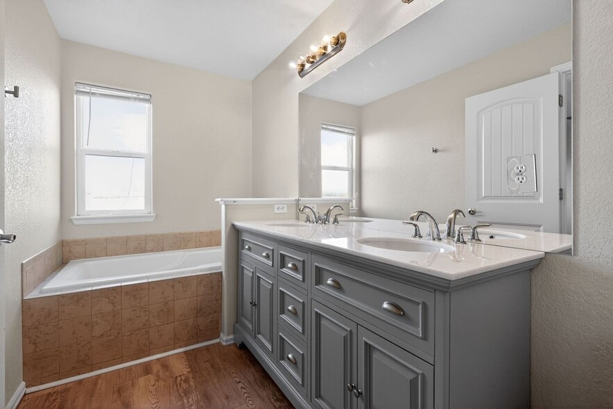 Building Photo - 10202 Silver Stirrup Dr