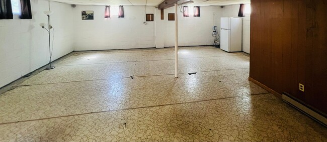 Building Photo - 3 bedroom 1 bath rancher with full basement