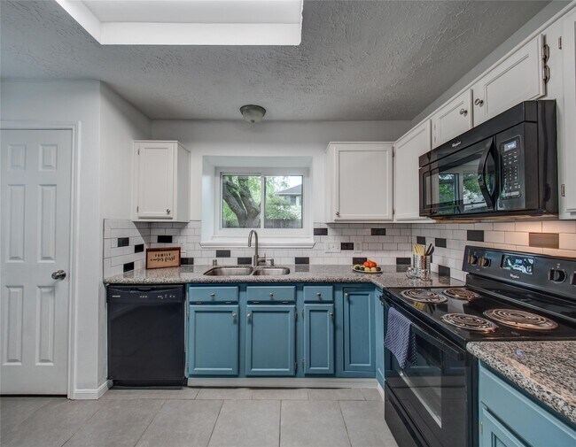 Building Photo - 7114 Buchanan Dr