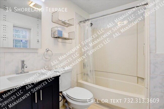 Building Photo - 34 Shoreland Terrace