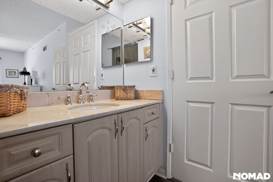 Building Photo - 1885 Florida Club Dr