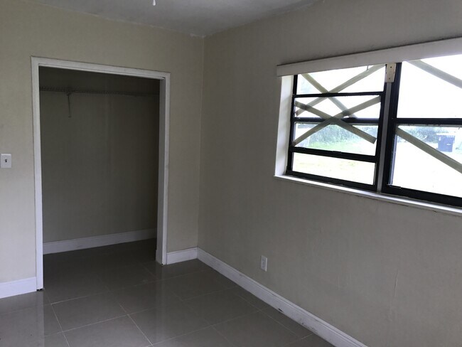 Building Photo - Nice 5-2 house in Dania