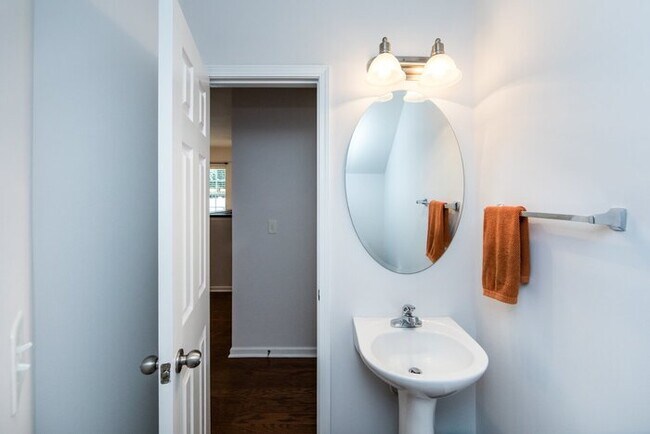 Building Photo - Beautiful 3BD/2.5BA Townhome in the Lions ...