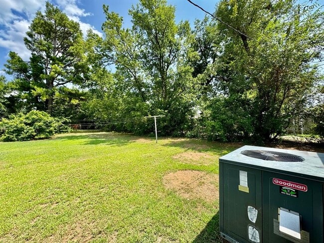 Building Photo - 528 N Baumann Ave