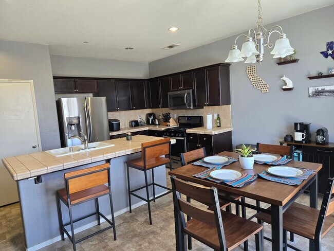 Building Photo - 4 BR 2 BA Availble Nov 18th