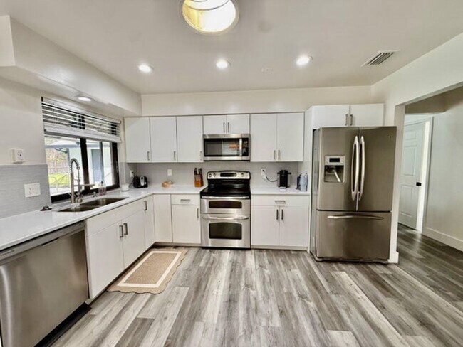 Building Photo - 325 Knotty Wood Ln