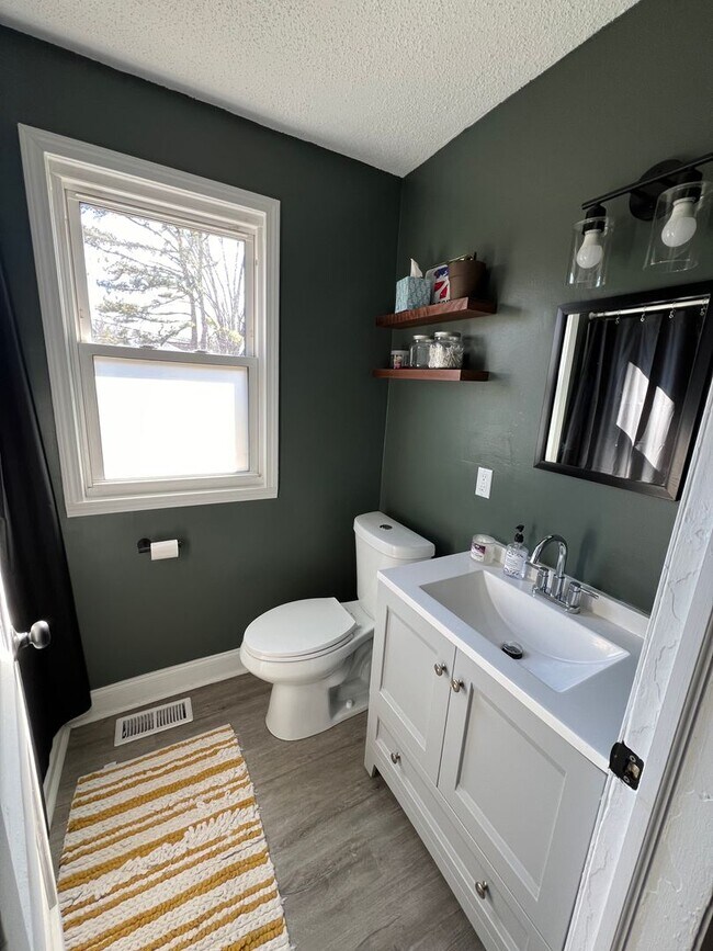 Building Photo - Knoxville 37920 - 2 bedroom, 1 bath home - Contact Adam Joachim (352) 220-7700