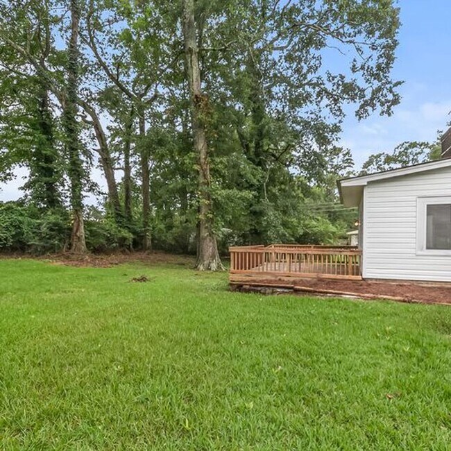 Building Photo - Beautiful 3 Bed 2 Bath Home! Available Fall 2026!