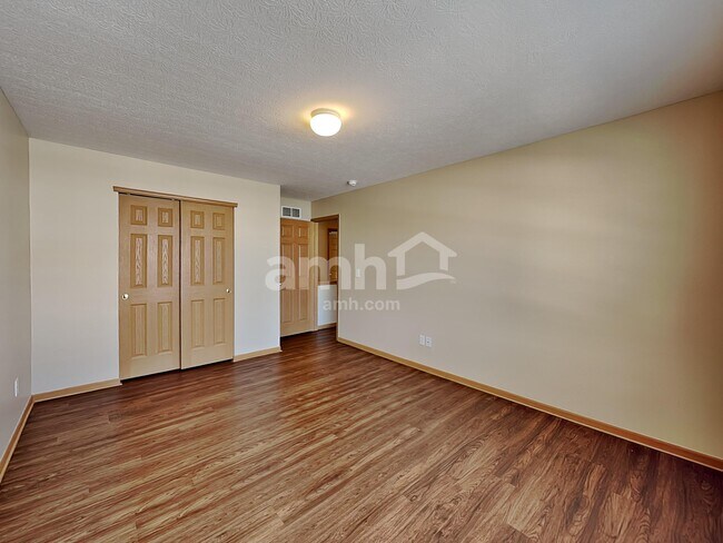 Building Photo - 69 Hutchison St