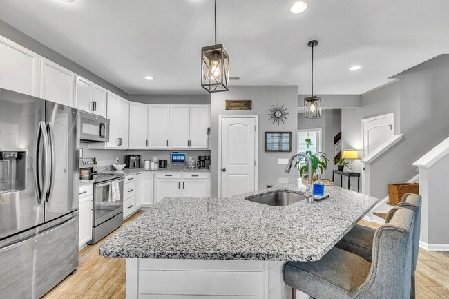 Building Photo - Stunning 4 Bed/2.5 Bath home in Creekside