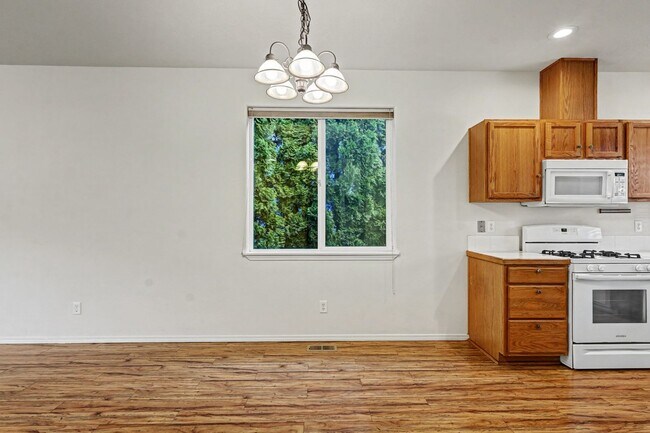 Building Photo - Two-Story 3 bed, 2.5 bath Home in East Salem with Large Bonus Room!