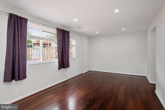 Building Photo - 6324 Lightburn Ct