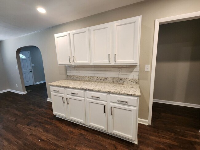 Building Photo - 3 Bedrooms 1.5 Baths Carport - Midtown